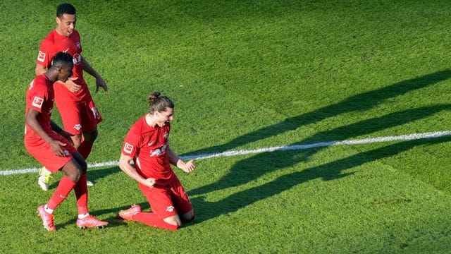 Leipzigs Torschütze Marcel Sabitzer (r) jubelt mit den Mannschaftskameraden Amadou Haidara (l) und Tyler Adams über seinen Treffer zur 1:0-Führung. Leipzigs Torschütze Marcel Sabitzer (r) jubelt mit den Mannschaftskameraden Amadou Haidara (l) und Tyler Adams über seinen Treffer zur 1:0-Führung.