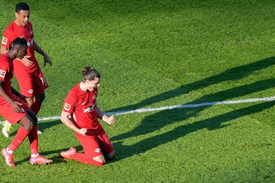 Leipzigs Torschütze Marcel Sabitzer (r) jubelt mit den Mannschaftskameraden Amadou Haidara (l) und Tyler Adams über seinen Treffer zur 1:0-Führung.
