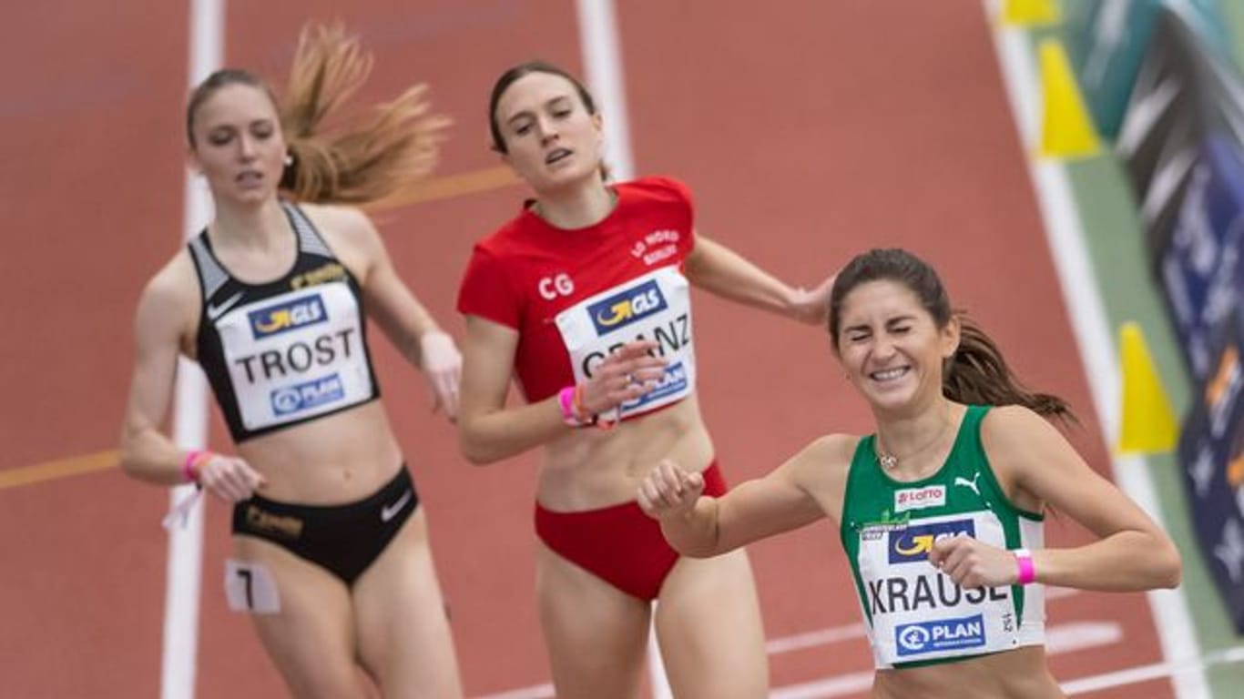 Gesa Felicitas Krause (Sylvesterlauf Trier, r) freut sich über ihren Sieg im Finale über 1500 Meter der Frauen.