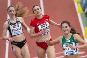 Gesa Felicitas Krause (Sylvesterlauf Trier, r) freut sich über ihren Sieg im Finale über 1500 Meter der Frauen.