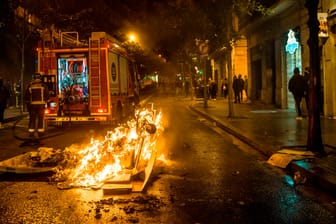 Demonstranten verbrennen Barrikaden aus Müllcontainern: Zwischen friedliche Demonstranten mischen sich Krawallmacher.