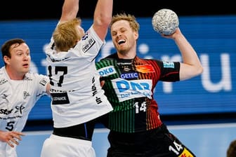 Kiels Sander Sagosen (l-r) und Patrick Wiencek versuchen Magdeburgs Omar Ingi Magnusson zu verteidigen.