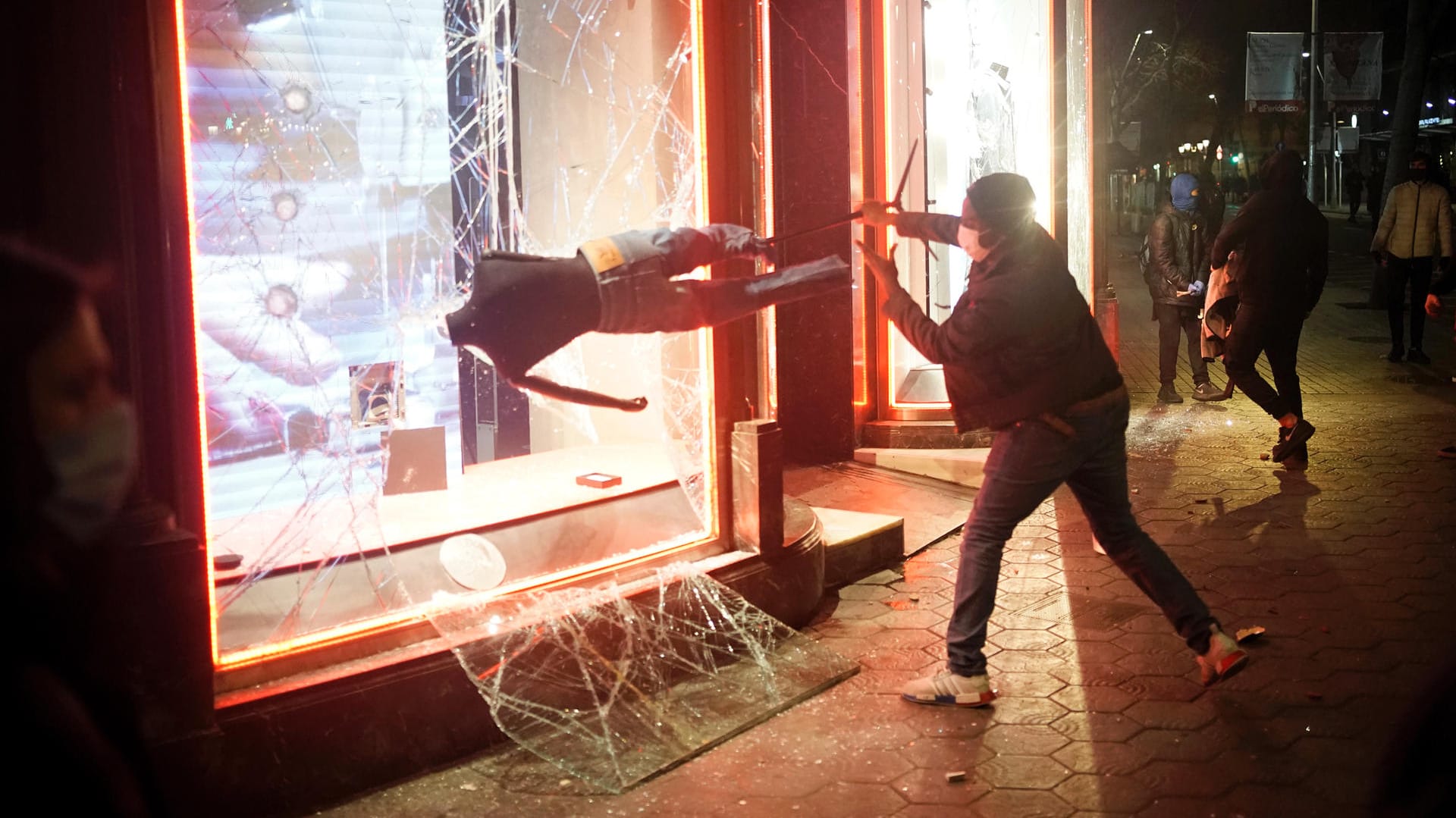 Ein Demonstrant zerschlägt ein Schaufenster: Der Rapper Hasél ist nicht der Erste, der wegen Kritik am Königshaus vor Gericht steht.