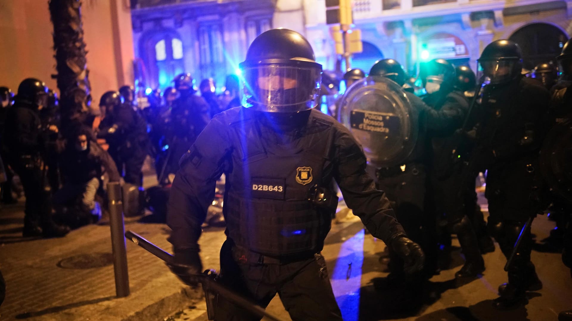 Bereitschaftspolizisten in Spanien: Sie stehen den Demonstranten gegenüber.