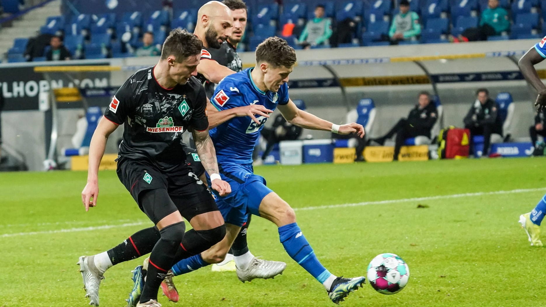 Hoffenheims Baumgartner (M.) in der Bremer Defensive.