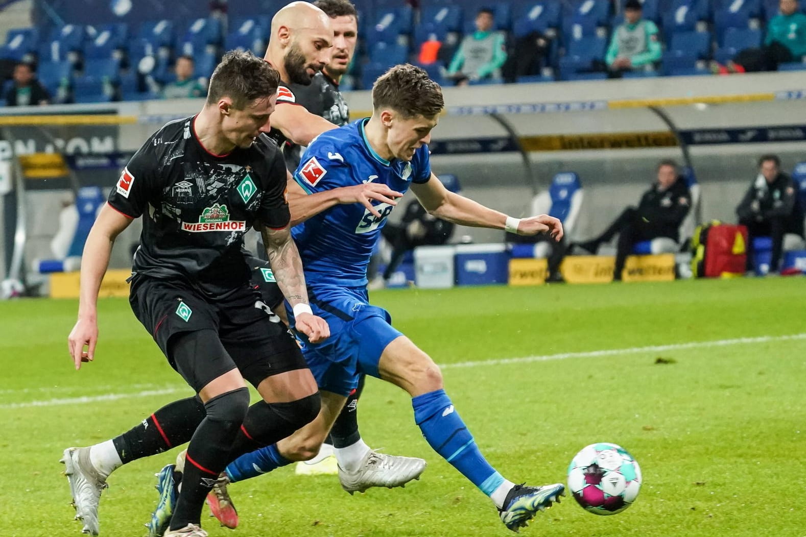 Hoffenheims Baumgartner (M.) in der Bremer Defensive.