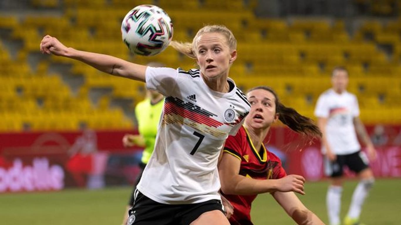 Deutschlands Torschützin Lea Schüller (l) kommt vor Belgiens Jody Vangheluwe an den Ball.