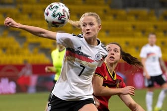 Deutschlands Torschützin Lea Schüller (l) kommt vor Belgiens Jody Vangheluwe an den Ball.