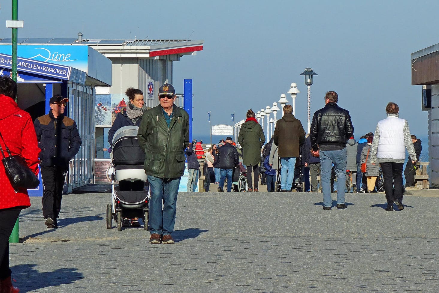 Seebrücke in Zinnowitz (Usedom): Die Polizei kontrollierte am Sonntag die Zufahrt zu der Ostseeinsel.