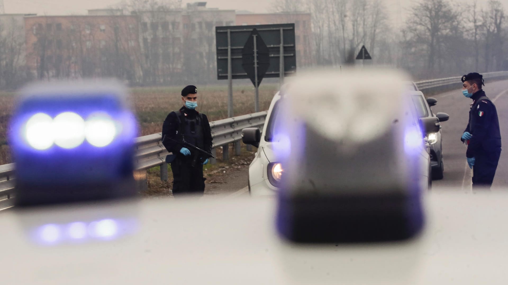 Italienische Carabinieri kontrollieren Autos nahe Mailand. Mehrere Städte in der Lombardei zählen wegen der hoch ansteckenden britischen Corona-Mutation zur "roten Zone" mit strengem Ausgangsverbot.