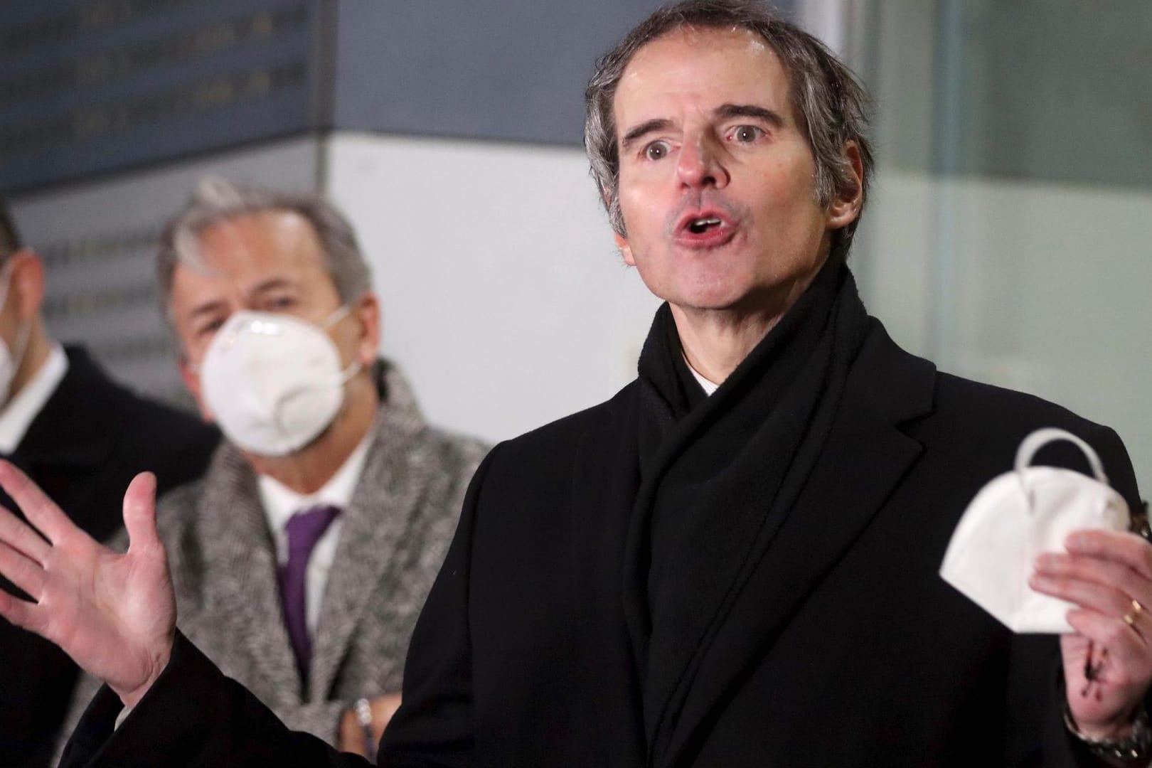 Rafael Grossi, Generaldirektor der Internationalen Atomenergiebehörde IAEA, spricht am Wiener Flughafen. Die Kontrollen werden fortgesetzt.