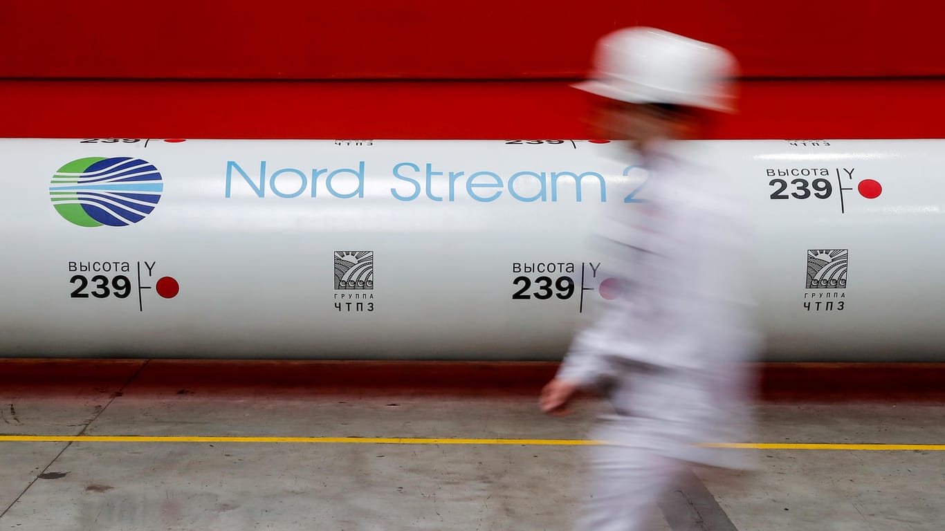 Das Logo der Pipeline Nord Stream 2 an einem Stahlrohr. In den USA fordern Republikaner weitere Sanktionen gegen das deutsch-russische Projekt.