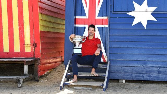 Australian-Open-Sieger Novak Djokovic ließ es sich nach seinem Triumph am Brighton Beach in Melbourne gut gehen.