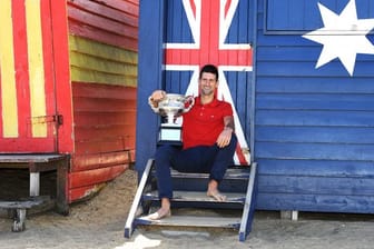 Australian-Open-Sieger Novak Djokovic ließ es sich nach seinem Triumph am Brighton Beach in Melbourne gut gehen.