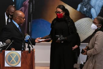 Der Autor Reginal Wood überreicht den belastenden Brief an die Tochter von Malcom X, Ilysah Shabazz, bei einer Pressekonferenz in New York.