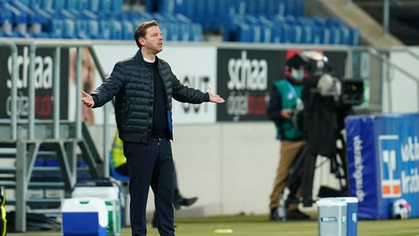 Werder Bremens Trainer Florian Kohfeldt gestikuliert an der Seitenauslinie.