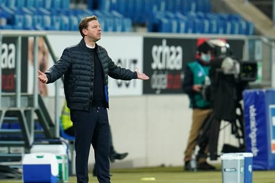 Werder Bremens Trainer Florian Kohfeldt gestikuliert an der Seitenauslinie.