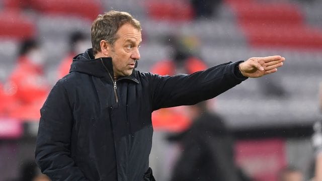 Bayerns Trainer Hansi Flick gibt Anweisungen - am Dienstag trifft er mit seiner Mannschaft in der Königsklasse auf Lazio Rom. Bayerns Trainer Hansi Flick gibt Anweisungen - am Dienstag trifft er mit seiner Mannschaft in der Königsklasse auf Lazio Rom.