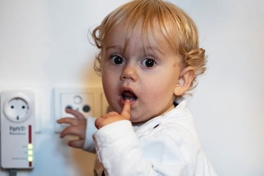 Ein Einjähriger auf Entdeckungstour: Steckdosen ziehen Kinder magisch an.