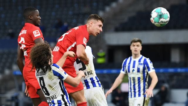 Leipzigs Willi Orban (M) erzielt das 3:0.