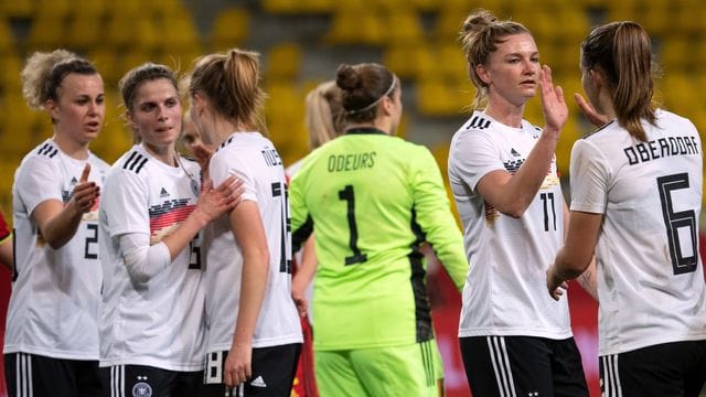Deutschlands Spielerinnen klatschen sich nach dem 2:0-Sieg ab. Deutschlands Spielerinnen klatschen sich nach dem 2:0-Sieg ab.