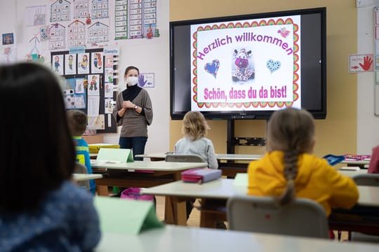 Eine Lehrerin mit FFP2-Maske unterrichtet in einer ersten Klasse an einer Grundschule in Hemmingen.