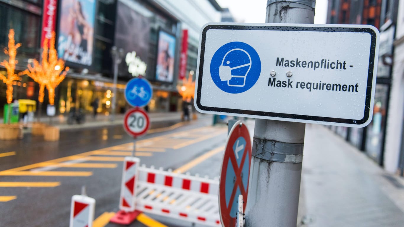 Ein Schild weist in Berlin auf die Maskenpflicht hin (Symbolbild): Risikogruppen sollten nach Ansicht der Berliner Amtsärzte besser vor eine Corona-Infektion geschützt werden.