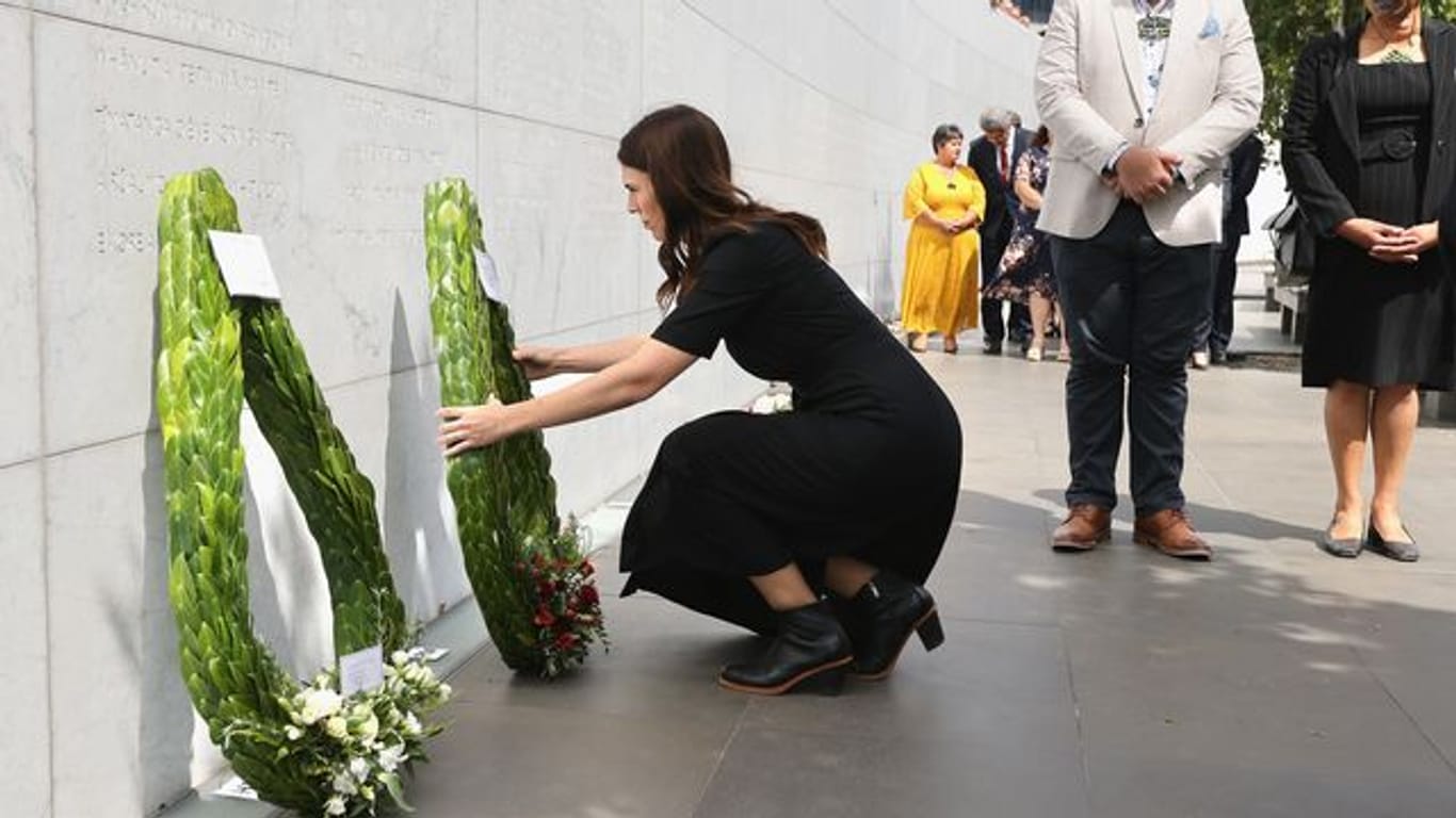 Premierministerin Jacinda Ardern legt am zehnten Jahrestag des Bebens einen Kranz nieder.