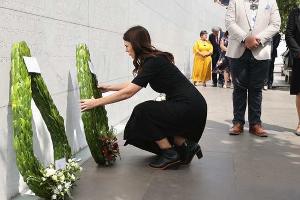 Premierministerin Jacinda Ardern legt am zehnten Jahrestag des Bebens einen Kranz nieder.