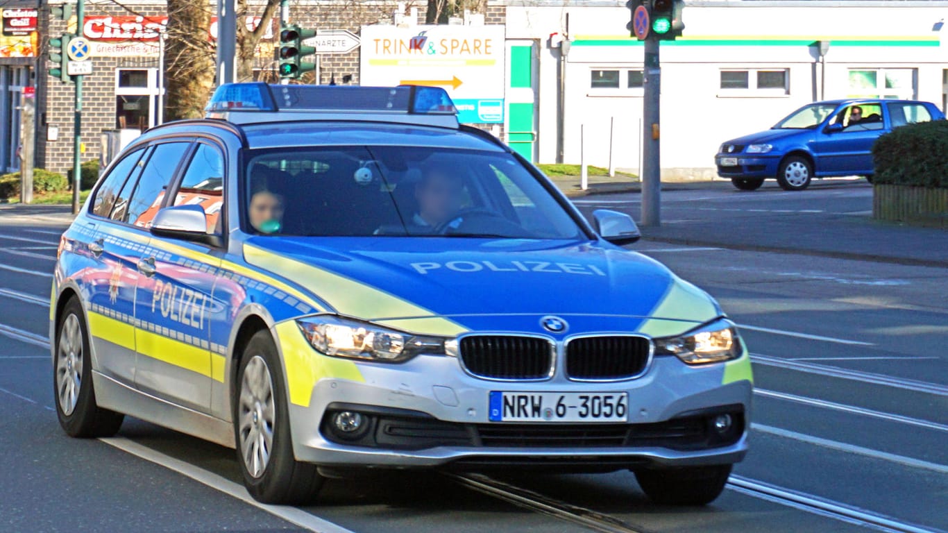 Ein Fahrzeug der Polizei in Essen (Symbolbild): Zu einem Streit in einer Pizzeria mussten mehrere Dutzend Polizisten ausrücken.