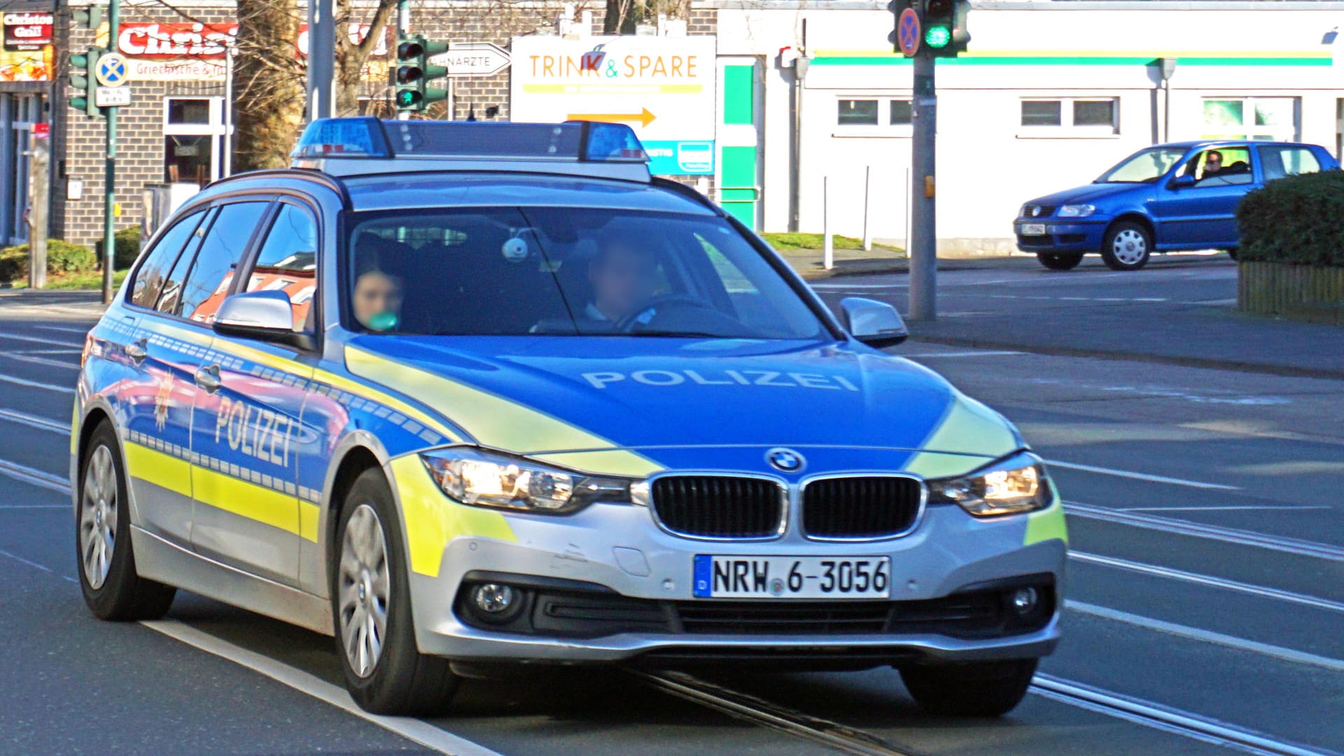 Ein Fahrzeug der Polizei in Essen (Symbolbild): Zu einem Streit in einer Pizzeria mussten mehrere Dutzend Polizisten ausrücken. Ein Fahrzeug der Polizei in Essen (Symbolbild): Zu einem Streit in einer Pizzeria mussten mehrere Dutzend Polizisten ausrücken.