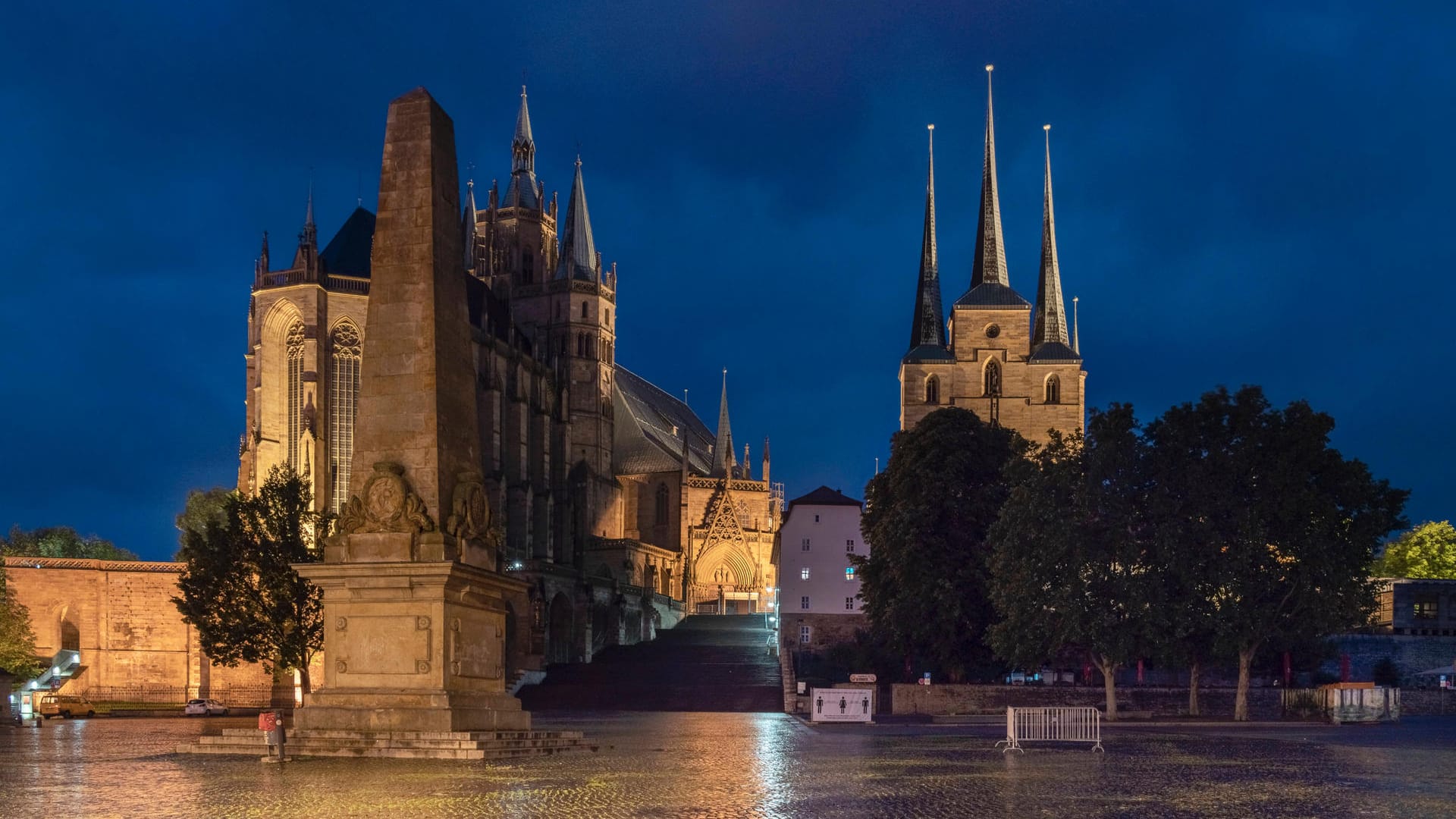 Der leere Domplatz in der Nacht (Symbolbild): Auch hier war die Einhaltung der Ausgangssperre kontrolliert worden.