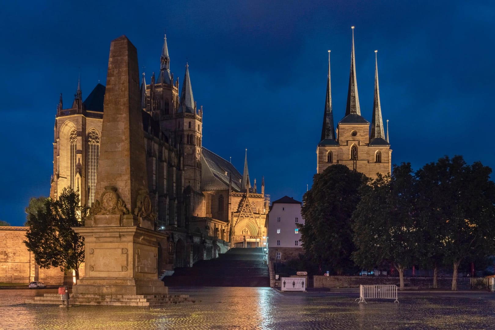 Der leere Domplatz in der Nacht (Symbolbild): Auch hier war die Einhaltung der Ausgangssperre kontrolliert worden.