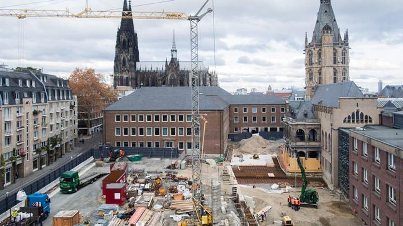 Blick auf die Baustelle "Archäologische Zone - Jüdisches Museum MiQua" - im Hintergrund der Kölner Dom und das Historische Rathaus.