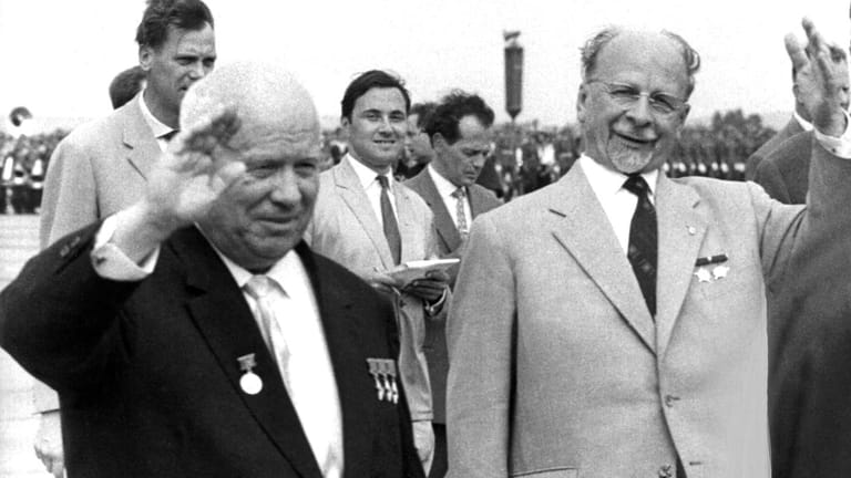 Der Ministerpräsident der UdSSR, Nikita Chruschtschow (l) und der Staatsratsvorsitzende der DDR, Walter Ulbricht (r) winken auf dem Flughafen Berlin-Schönefeld den Fotografen zu.