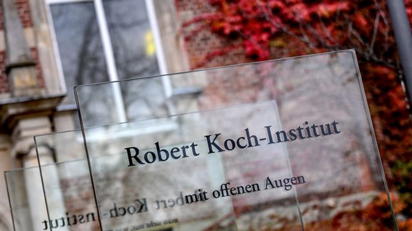 Der Schriftzug des Robert Koch-Instituts vor dem Hauptsitz der Behörde in Berlin.