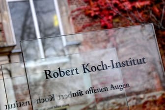 Der Schriftzug des Robert Koch-Instituts vor dem Hauptsitz der Behörde in Berlin.