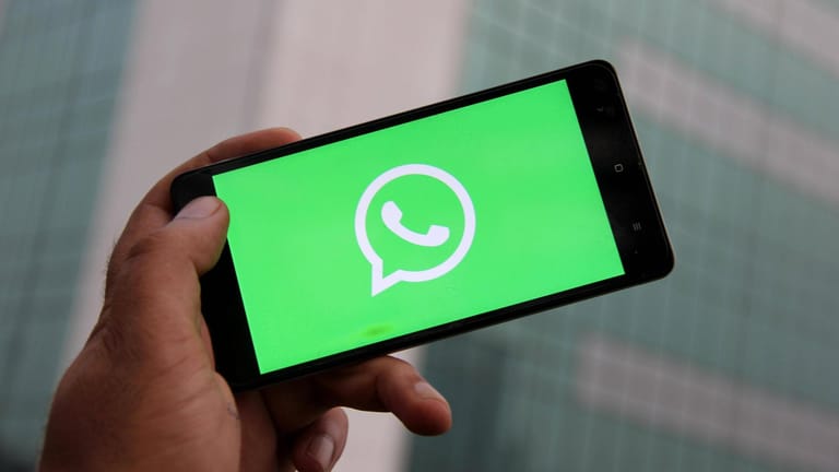 Das Logo von WhatsApp auf einem Smartphone: Nutzer sollen bis zum 15. Mai den Richtlinien zustimmen.