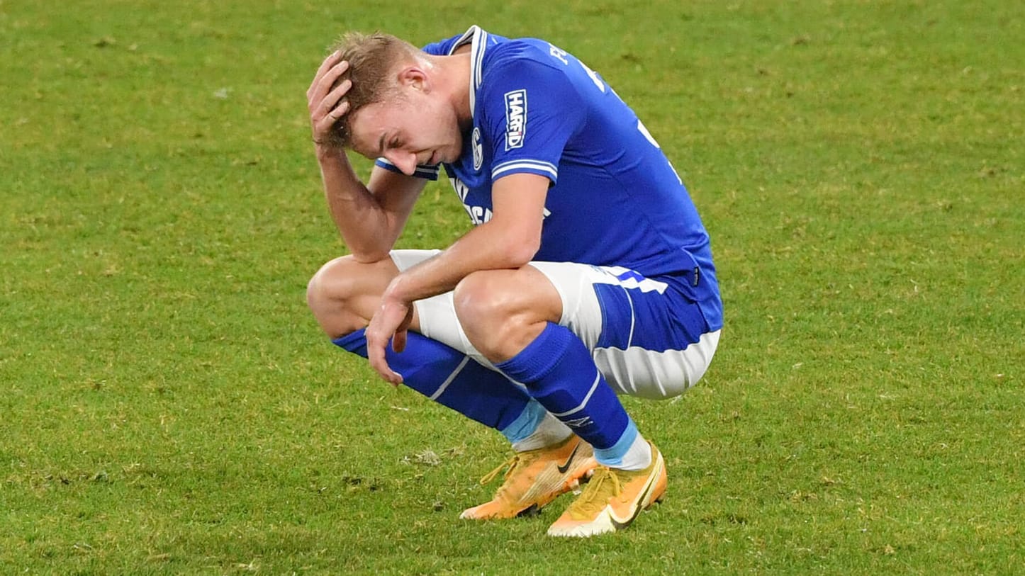 Schalkes niedergeschlagener Timo Becker: Das Revierderby gegen den BVB war ein neuer Tiefpunkt für die Knappen. Schalkes niedergeschlagener Timo Becker: Das Revierderby gegen den BVB war ein neuer Tiefpunkt für die Knappen.