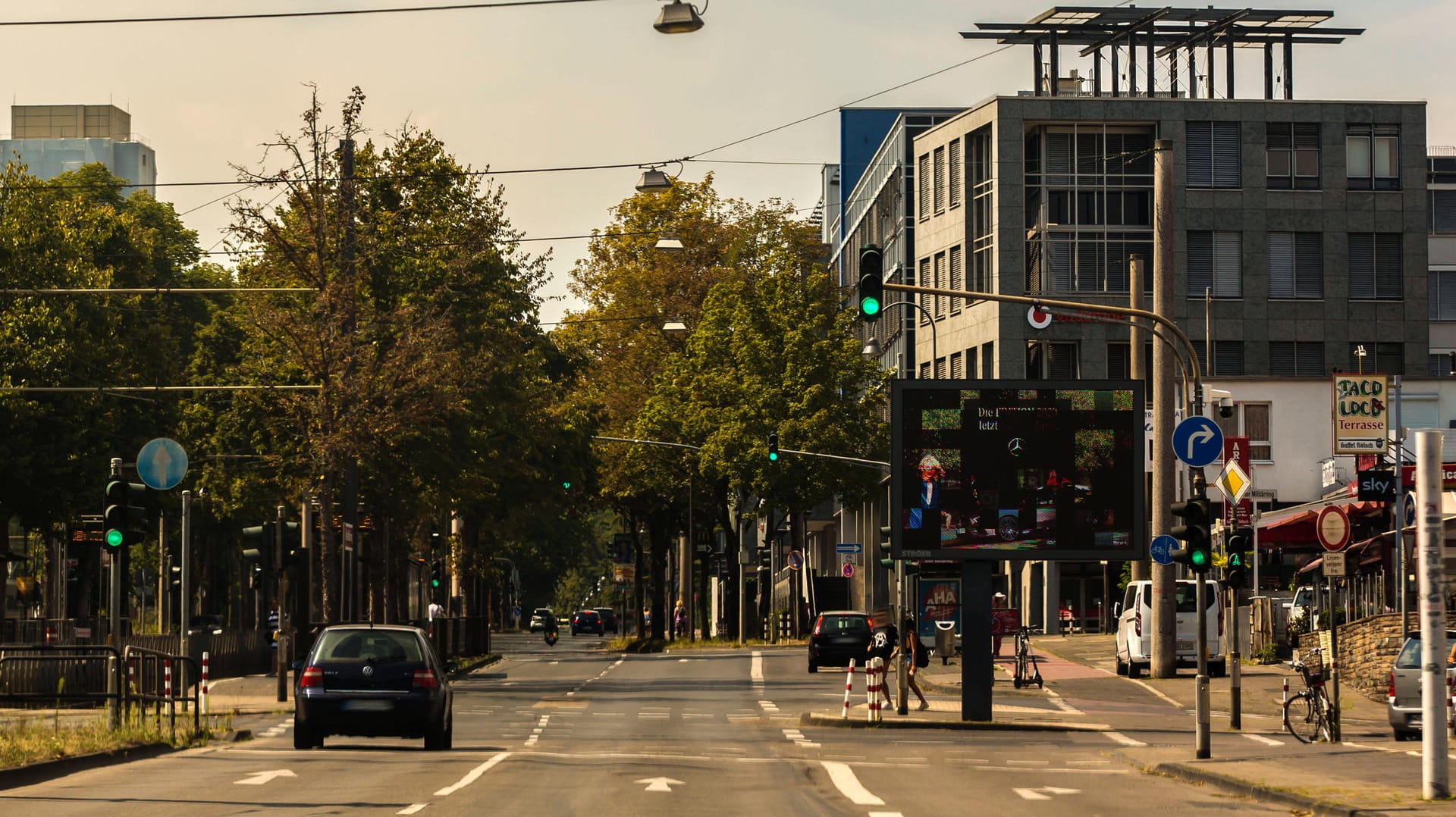 Ampeln auf der Aachener Straße in Köln-Braunsfeld (Archivbild): Stadtweit sind nach einem Spannungsabfall einige Ampelanlagen ausgefallen.