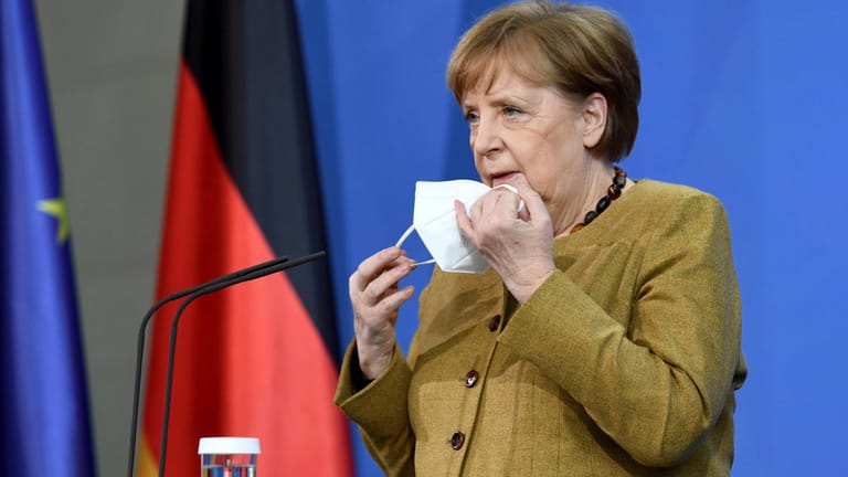Angela Merkel auf einer Pressekonferenz: Die Kanzlerin will eine Strategie für die Lockerung der Corona-Maßnahmen ausarbeiten lassen.