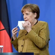 Angela Merkel auf einer Pressekonferenz: Die Kanzlerin will eine Strategie für die Lockerung der Corona-Maßnahmen ausarbeiten lassen.