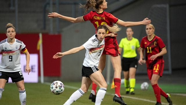 Kathrin Hendrich (l) im Zweikampf mit der Belgierin Marie Minnaert. Kathrin Hendrich (l) im Zweikampf mit der Belgierin Marie Minnaert.