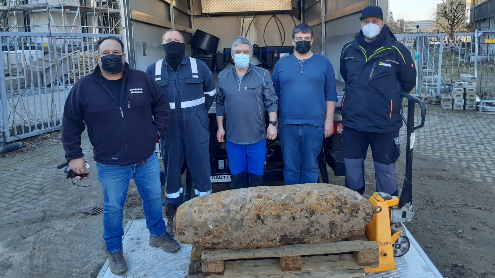 Das Team vom Kampfmittelräumdienst und die zum Abtransport vorbereitete, entschärfte 500-Kilogramm-Bombe: Für die Entschärfung mussten Tausende Anwohner ihre Häuser verlassen.