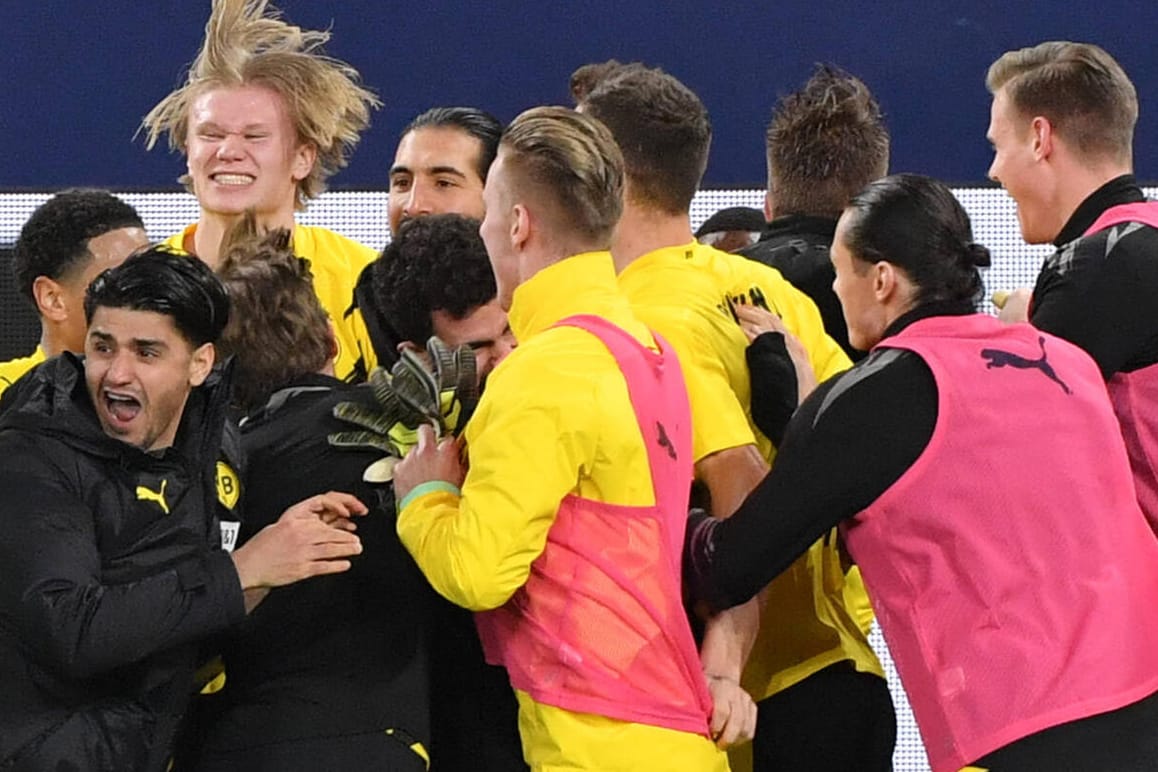 Die BVB-Stars bejubeln den Derby-Sieg: Klub-Boss Watzke hat die Spieler nun für die Aktion im Bus verteidigt.