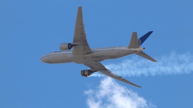 Aus einem Triebwerk des Passagierflugzeugs steigt Rauch auf. Aus einem Triebwerk des Passagierflugzeugs steigt Rauch auf.