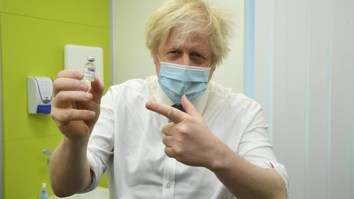 Boris Johnson mit einem Impfstoff-Fläschchen von Astrazeneca: Die Studienergebnisse aus der britischen Impfkampagne sind offenbar ermutigend.