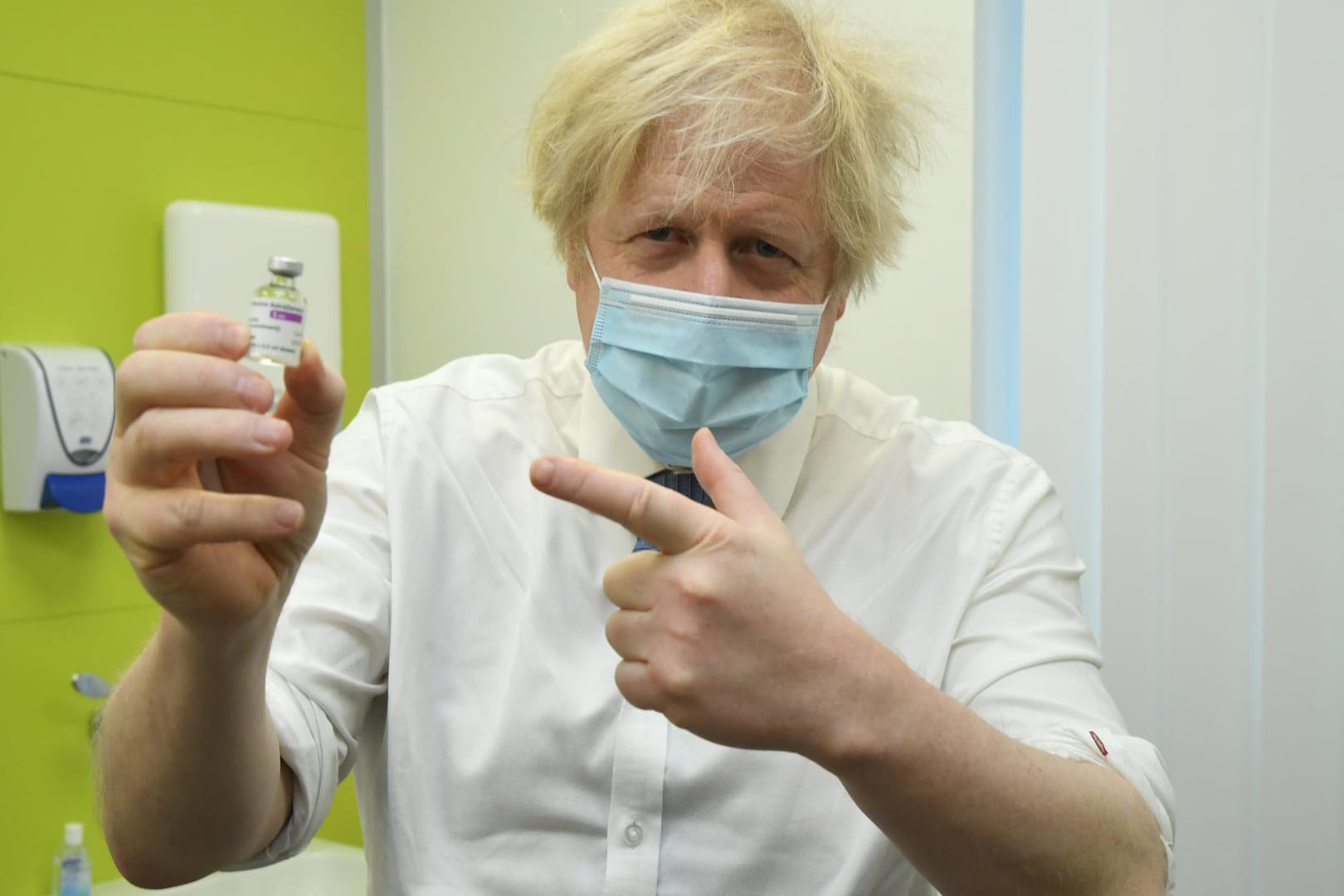 Boris Johnson mit einem Impfstoff-Fläschchen von Astrazeneca: Die Studienergebnisse aus der britischen Impfkampagne sind offenbar ermutigend.
