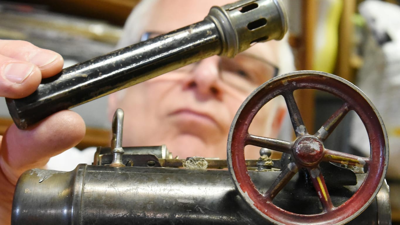 Holger Günther arbeitet in seiner kleinen Werkstatt an einer rund 100 Jahre alten defekten Blechdampfmaschine: Ressourcen-Schonung und Nachhaltigkeiten wird den Deutschen immer wichtiger.