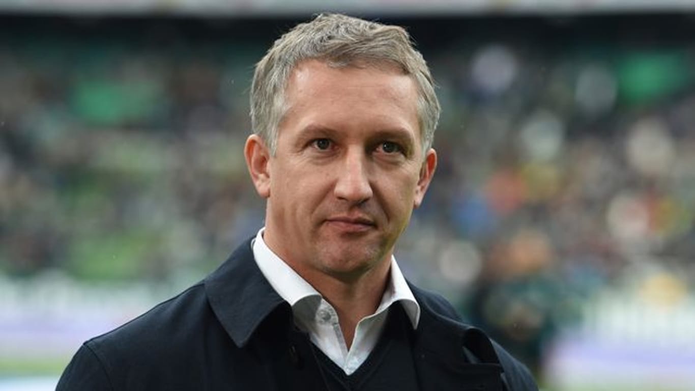 Frank Baumann, Werders Geschäftsführer Sport, steht bei einem Interview auf dem Platz.